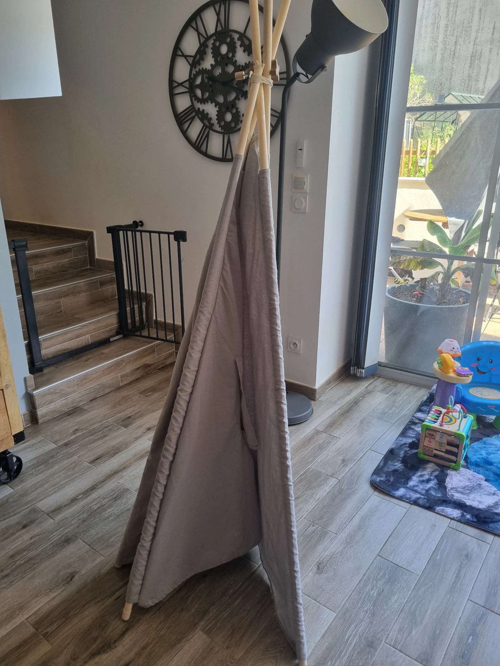 Tipi infantil gris con guirnalda - Para restaurar – photo 3